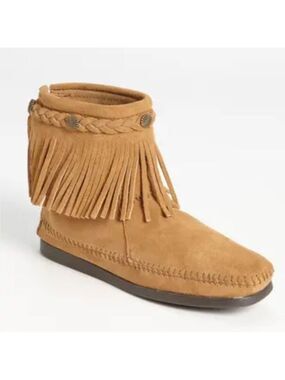 MINNETONKA Suede Fringed Tan Moccasin styled Booties w/rear zip women’s sz 9